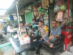 Sambangi Pasar Gembrong Lama, Bhabinkamtibmas Ajak Warga Galur Jaga Kamtibmas dan Waspada Gangguan Lingkungan