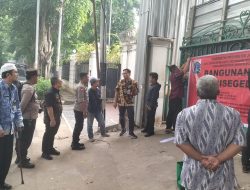 Tegas Tertibkan Bangunan Tanpa IMB, Bhabinkamtibmas Kawal Penyegelan di Tiga Lokasi Menteng