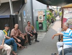 Patroli Door to Door, Bhabinkamtibmas Kampung Rawa Perkuat Sinergi dengan Warga RT 10 RW 04