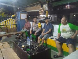 Guyub Malam Hari, Bhabinkamtibmas Tanah Tinggi Sambangi Poskamling RW 011