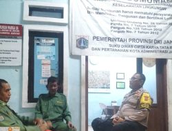 Sambangi Poskamling RW 06, Bhabinkamtibmas Ajak Warga Wujudkan Keamanan Tanpa Kekerasan