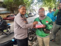 Jumat Berkah, Polisi Bagikan Nasi Siap Saji Gratis untuk Warga Kurang Mampu di Sawah Besar