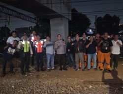 Sinergi, Bhabinkamtibmas Menteng Bersama Pokdarkamtibmas dan Security KAI Jaga Keamanan Warga