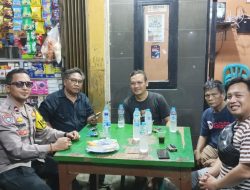 Bhabinkamtibmas Kelurahan Kampung Rawa Sambangi Pos Satkamling, Ajak Warga Tingkatkan Kewaspadaan di Jam Rawan