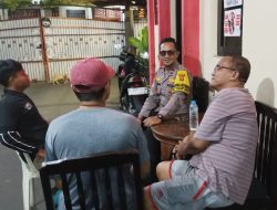 Sambangi Pos Satkamling, Bhabinkamtibmas Kampung Rawa Ajak Warga RW 07 Waspada Curanmor di Jam Rawan