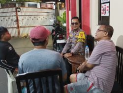 Sambangi Pos Satkamling, Bhabinkamtibmas Kampung Rawa Ajak Warga RW 07 Waspada Curanmor di Jam Rawan