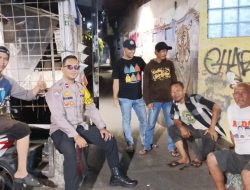 Door to Door di Kampung Rawa, Bhabinkamtibmas Dengarkan Aspirasi dan Ajak Warga Jaga Lingkungan