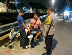 Cegah Tawuran, Bhabinkamtibmas Kebon Sirih Jaga Malam di Kalipasir