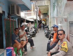 Patroli Humanis Bhabinkamtibmas Kampung Rawa, Jalin Kedekatan Warga Lewat Door to Door System