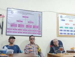 Wujudkan Lingkungan Aman, Bhabinkamtibmas Sambang ke Poskamling Pererat Hubungan dengan Warga RW 05