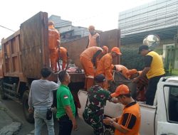 RW 04 Kemayoran Gelar Kerja Bakti Massal, Polisi Ikut Angkat Sampah