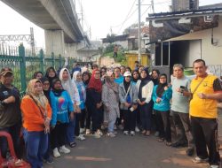 Tiga Pilar Menteng Kompak Kerja Bakti Bersihkan Lingkungan RW 08