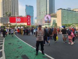 Cegah Copet Dan Jambret, Personel Humas Menteng Kawal CFD Bundaran HI