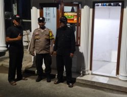 Perkuat Keamanan Lingkungan, Bhabinkamtibmas Sambangi Satkamling RW 02 Cideng