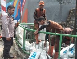 Bhabinkamtibmas Gunung Sahari Selatan Pantau Pengerukan Got Cegah Banjir