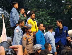 Aksi Damai ‘Indonesia Cemas’ di Gambir Berlangsung Tertib, Polisi Tetap Sigap Meski Diguyur Hujan