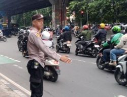 Cegah Kemacetan dan Kejahatan Jalanan, Polsek Cempaka Putih Laksanakan Gatur Lalu Lintas Sore di Titik Rawan