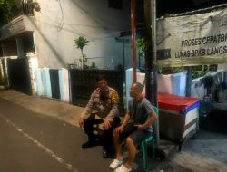 Bhabinkamtibmas Kebon Sirih Ajak Warga Aktif Jaga Kamtibmas Lewat Sambang Satkamling