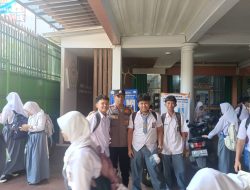 Bhabinkamtibmas Pantau Bubaran Sekolah YP IPPI, Jaga Situasi Tetap Aman dan Kondusif