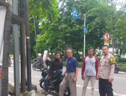 Patroli Dialogis, Bhabinkamtibmas Kelurahan Petojo Utara Jalin Silaturahmi dengan Tokoh Masyarakat