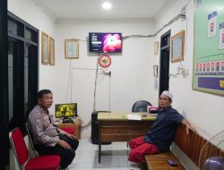 Sambangi Sekretariat RW 08, Bhabinkamtibmas Tanah Tinggi Ajak Warga Bersinergi Jaga Keamanan Lingkungan