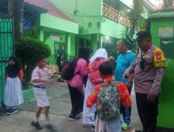 Pagi Humanis Bhabinkamtibmas Gondangdia Di SDN Gondangdia 03, Bantu Murid Masuk Sekolah