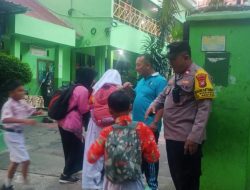 Pagi Humanis Bhabinkamtibmas Gondangdia Di SDN Gondangdia 03, Bantu Murid Masuk Sekolah