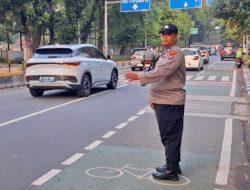 Panit Samapta Lakukan Pengawasan Dan Pelayanan Sore Hari Di Sepanjang Jl Gunung Sahari Raya