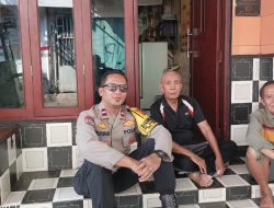 Bhabinkamtibmas Sambangi Warga Kampung Rawa, Perkuat Keamanan Lewat Door to Door System