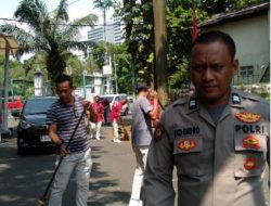 Polsubsektor Monas Timur Laksanakan Patroli Dialogis di Stasiun Gambir, Jaga Kenyamanan Penumpang