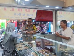 Cegah Kejahatan di Pusat Keramaian, Bhabinkamtibmas Kampung Rawa Sambangi Area Pasar Gembrong