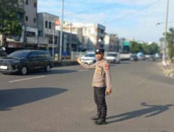 Polsubsektor Roxy Laksanakan Pengaturan Lalu Lintas di Pertigaan Jalan Biak, Arus Ramai Lancar dan Situasi Terkendali