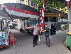 Semarak Hari Kemerdekaan RI Ke 80, Polri Bersama Ketua RT 12/06 Kebon Kacang Pemasangan Bendera Merah Putih dan Umbul-umbul