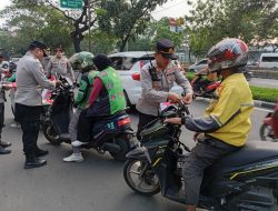 Polsek Cempaka Putih Sambut HUT RI ke-80 Bersama Warga Lewat Aksi Pembagian Bendera