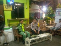Bhabinkamtibmas Tanah Tinggi Sambangi Pos Kamling RW 012, Perkuat Kolaborasi Cegah Kejahatan Malam Hari
