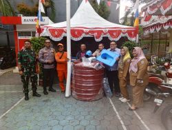Dukung Lingkungan Sehat, Bhabinkamtibmas Kawal Pembagian Septic Tank di Kampung Rawa