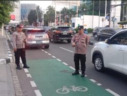 Pelayanan Pagi Polri, Bantu Murid dan Atur Lalu Lintas di Menteng Raya