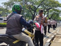 Sambut HUT RI ke-80, Polsek Cempaka Putih Bagikan 50 Bendera Merah Putih ke Pengguna Jalan