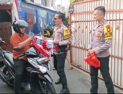 Sambut HUT RI ke-80, Polsek Johar Baru Bagikan 50 Bendera Merah Putih di Kampung Rawa