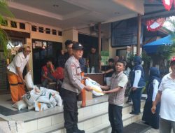 Sinergi Tiga Pilar, Bhabinkamtibmas Kawal Pembagian Bansos Beras di Johar Baru
