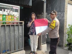 Polsek Johar Baru Bagikan 50 Bendera Merah Putih ke Warga Galur, Semarakkan HUT RI ke-80