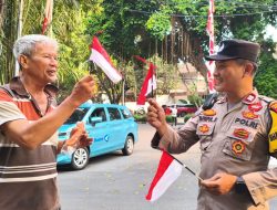Bhabinkamtibmas Cikini Tebar Semangat Merah Putih di Jalan Cikini Raya