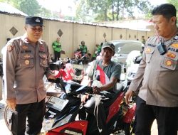 Semarak Merah Putih, Polsek Menteng Bagikan Bendera Sambut HUT RI ke-80