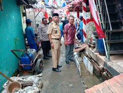 Fokus Cegah Genangan, Bhabinkamtibmas Kawal Kegiatan Normalisasi Saluran