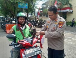 Sinergi Polri dan Masyarakat, Polsek Kemayoran Bagikan Ratusan Bendera Merah Putih