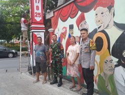Bhabinkamtibmas Kartini Hadir Dalam Pemasangan Bendera Merah Putih Oleh Warga