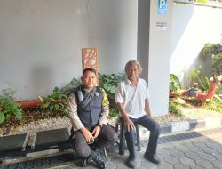 Bhabinkamtibmas Sambangi Petugas Parkir, Sampaikan Himbauan Kamtibmas di Sawah Besar