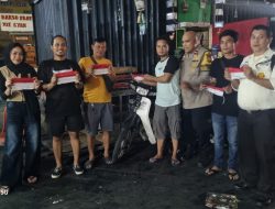 Bentuk Cinta Tanah Air, Bhabinkamtibmas Kampung Bali Membagikan Bendera Merah Putih Kepada Warga