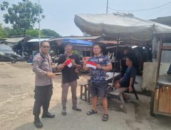Memeriahkan HUT RI Ke 80, Polri Membagikan Bendera Merah Putih Kepada Warga dan Pengguna Jalan Wilayah Karet Tengsin