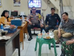 Bangun Sinergi Warga, Bhabinkamtibmas Sambangi Pos Kamling RW 05 Kampung Rawa